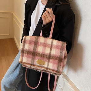 Sac à dos d'hiver en peluche à carreaux rose et marron pour mode décontractée