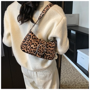 Gros plan du sac baguette léopard avec boucle rectangulaire argentée sur un modèle