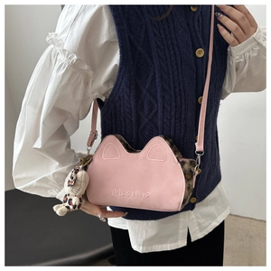 Détail d'un sac bandoulière rose en forme de chat avec broderie Mooduo et motifs léopard