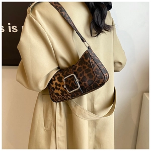 Détail d'un sac à bandoulière léopard tendance avec une boucle carrée argentée audacieuse