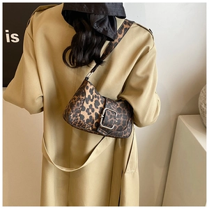 Détail du sac bandoulière vintage à motif léopard avec boucle métallique carrée élégante