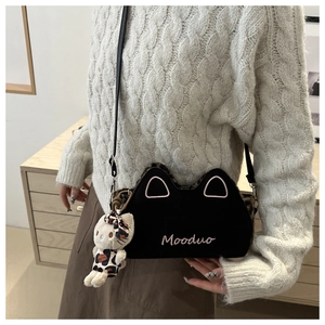 Vue détaillée du sac à bandoulière chat noir avec motif léopard et petit pendentif chat