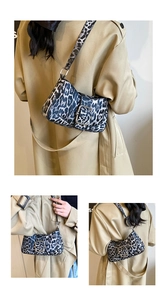 Détail du sac baguette imprimé léopard avec boucle en métal argenté et bandoulière réglable