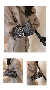 Détail du sac léopard avec boucle carrée argentée et bandoulière pour femme