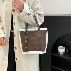 Borsa a secchiello in camoscio marrone con bordo in ecopelliccia bianca e patch