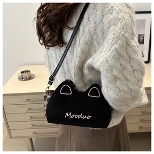 Détail du sac à bandoulière chat noir avec texture latérale en peluche léopard chic