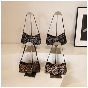 Présentation de sacs portés épaule léopard en plusieurs couleurs avec boucle métallique