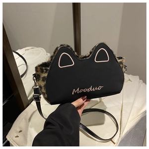 Détail du sac bandoulière chat mignon avec peluche léopard et broderie élégante