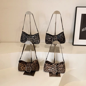 Collection de sacs d'épaule à motif léopard avec grandes boucles argentées pour l'hiver