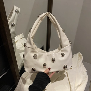 Sac à main demi-lune blanc avec rivets argentés et poignée plissée au style épuré