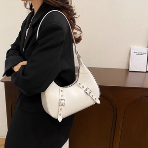 Schicke weiße Leder-Hobo-Tasche mit Schnallenriemen, getragen von einem Modell im schwarzen Blazer