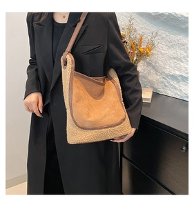 Dettaglio della borsa tote in morbido peluche marrone con finiture e manici in pelle