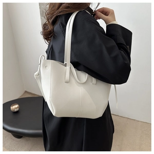 Detailansicht der weißen Tote-Bag mit Lychee-Muster, feinen Nähten und Ledertextur