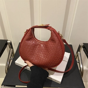Sac demi-lune tressé rouge foncé tendance avec serrure dorée et bandoulière