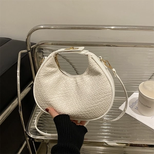 Sac à main demi-lune blanc tressé minimaliste avec fermeture éclair dorée élégante