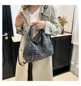 Vue détaillée du grand sac cabas à imprimé léopard avec fermeture éclair et bandoulière réglable