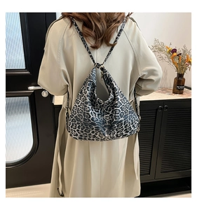 Détail du grand sac seau à imprimé léopard avec texture souple et bandoulière