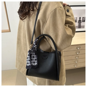 Bolso tipo cubo de cuero con grabado lichi, pañuelo de seda y correa de bandolera