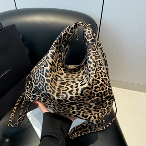 Grand sac fourre-tout léopard avec fermeture éclair dorée et bandoulière style hobo