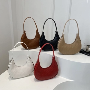 Sacs demi-lune tissés minimalistes en cinq couleurs sur un podium blanc élégant