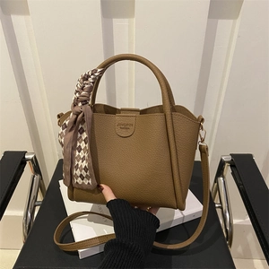 Bolso Bombonera Cuero Sintético Grano Lichi Mano Color Sólido Decoración Pañuelo Seda Bandolera Ajustable