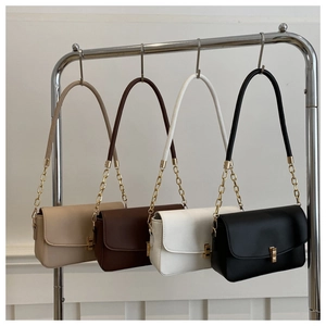 Minimalistische Rechteck-Kettentaschen in Beige, Braun, Weiß und Schwarz im Display