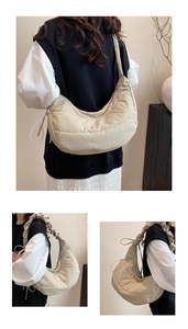 Detalle de bolso nube acolchado beige con cordón y correa de hombro fruncida
