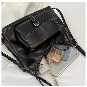 Vue détaillée de l'intérieur d'un grand sac cabas noir avec tablette et articles divers