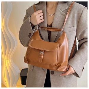 Détail du sac hobo caramel avec surpiqûres contrastées et boucle argentée chic