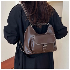 Sac à dos en cuir PU marron avec surpiqûres blanches et boucle argentée sur mannequin