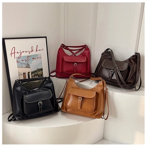 Vue détaillée de sacs hobo en quatre couleurs avec surpiqûres contrastées et boucles métal