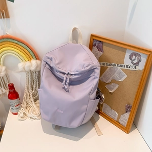 Hellvioletter leichter Nylon-Rucksack mit B.a.g-Stickerei und cremefarbenem Griff