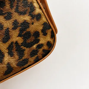 Dettaglio della pelle leopardata testurizzata con cuciture rifinite della borsa