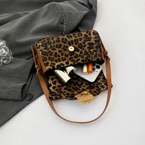 Dettaglio interno della borsa leopardata con spazio per cellulare e trucchi