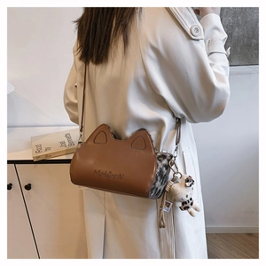 Détail du sac à oreilles de chat marron avec touches léopard et charm en peluche