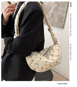 Vista lateral de un bolso de hombro acolchado floral con bordado Beauty