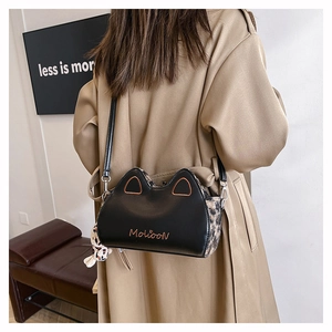 Vue mannequin d'un sac bandoulière chat noir avec côtés léopard et bandoulière longue