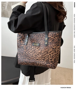 Leopard-Print-Einkaufstasche mit schwarzen Lederriemen zu einem lässigen Outfit