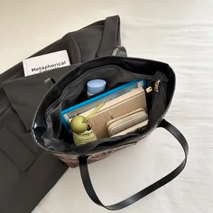 Interior espacioso del bolso tote de leopardo con paraguas, cartera y tableta