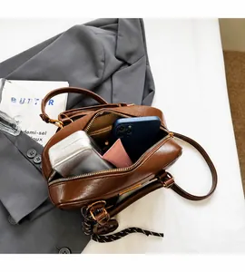 Innenansicht der braunen Bowlingtasche mit viel Platz für Handy und Kosmetikartikel