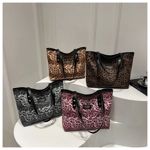 Klassische Shopper mit Leopardenmuster in vier Farben auf geometrischem Display
