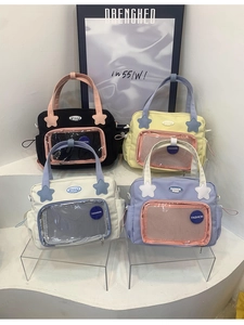 Dettaglio di quattro borse colorate con finestre trasparenti in PVC e tasche a rete