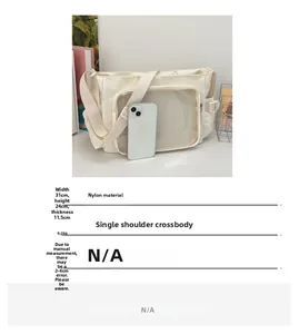 Borsa a tracolla in nylon bianco con tasca a rete e telefono per scala di grandezza