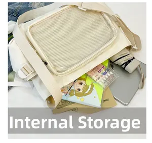 Vista interna della borsa a tracolla beige con tablet, ombrello e libri scolastici