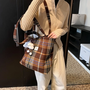 Winter-Woll-Tragetasche mit Karomuster und Wolkenanhänger für Damen im modischen Look