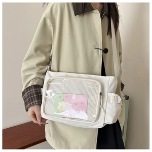 Borsa a tracolla in tela bianca con tasca in PVC trasparente indossata dal modello