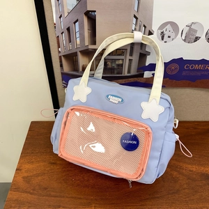 Borsa trasparente azzurra stile giapponese con stelle e dettagli con bordi rosa