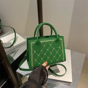 Sac cabas vert foncé matelassé avec surpiqûres dorées et détails de cœur en simili cuir