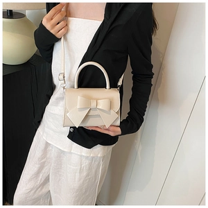 Elegante cremefarbene Handtasche mit Schleife, Tragegriff und Schulterriemen