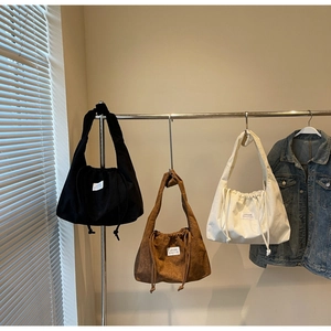 Détails des sacs cabas en velours côtelé avec cordon de serrage en noir, café et blanc